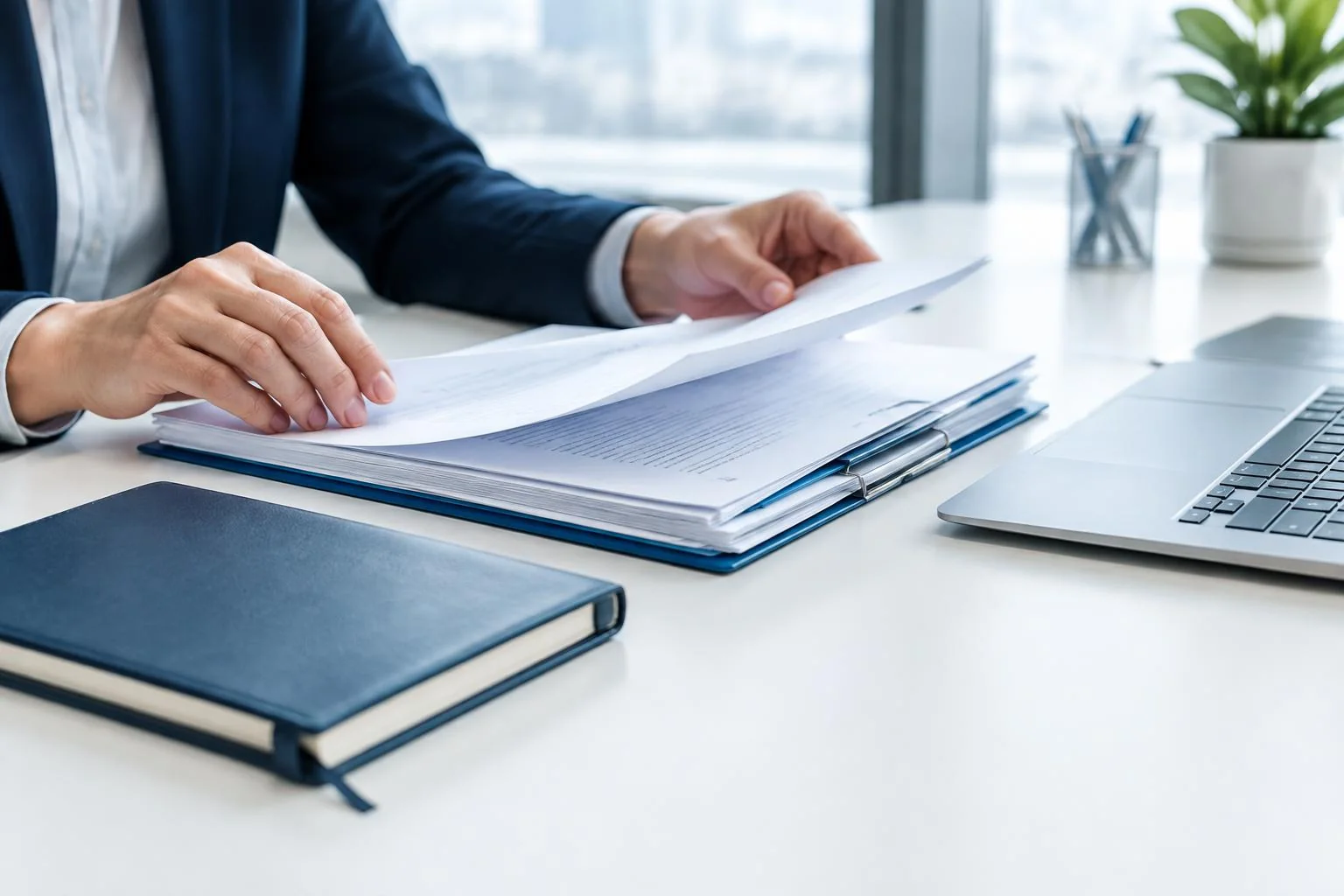 Documents examinés avec soin sur un bureau professionnel